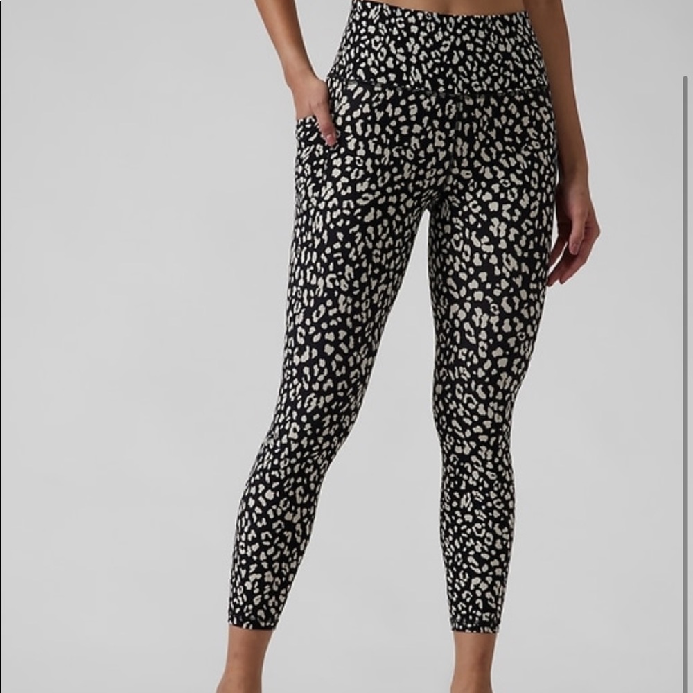 Salutation Stash Pocket Leopard Print Leggings
